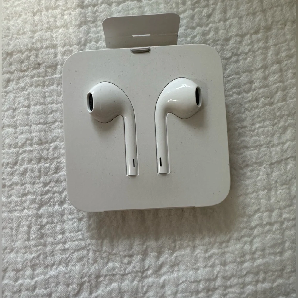 Apple White Wired EarPods with Lightning Connector